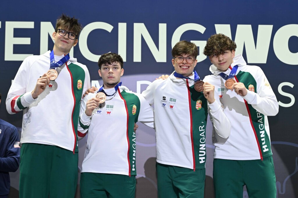 Arannyal felérő ezüst és bronz Arannyal felérő ezüst és bronz