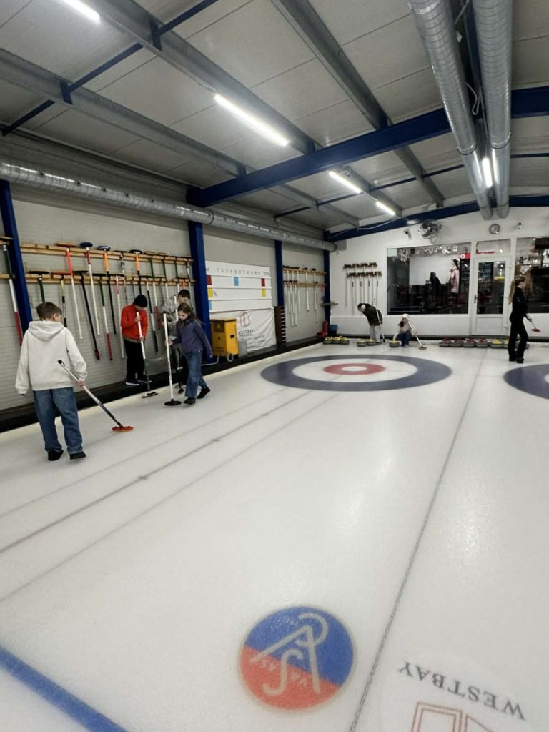 Tovább a jégen: folytatódott az Új Budai Alma Mater diákjainak curling oktatása