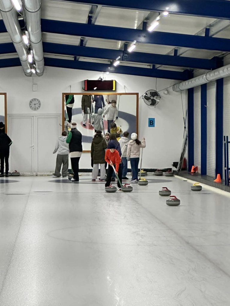 Tovább a jégen: folytatódott az Új Budai Alma Mater diákjainak curling oktatása