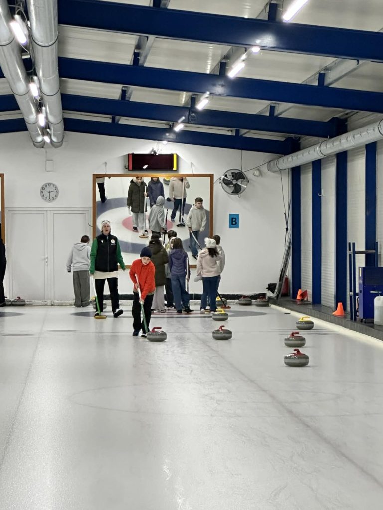 Tovább a jégen: folytatódott az Új Budai Alma Mater diákjainak curling oktatása